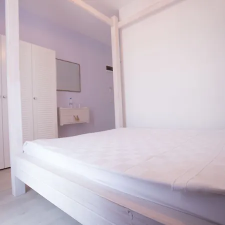 Menendi Hotel Foca